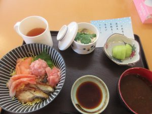海鮮丼の日🐟(グループホーム)