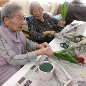 このお花たちをどう活けようかしら？